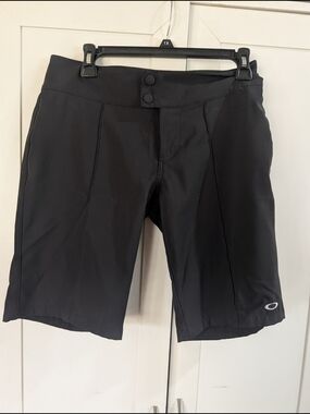 Oakley Women's Black Stretch Performance Bermudas